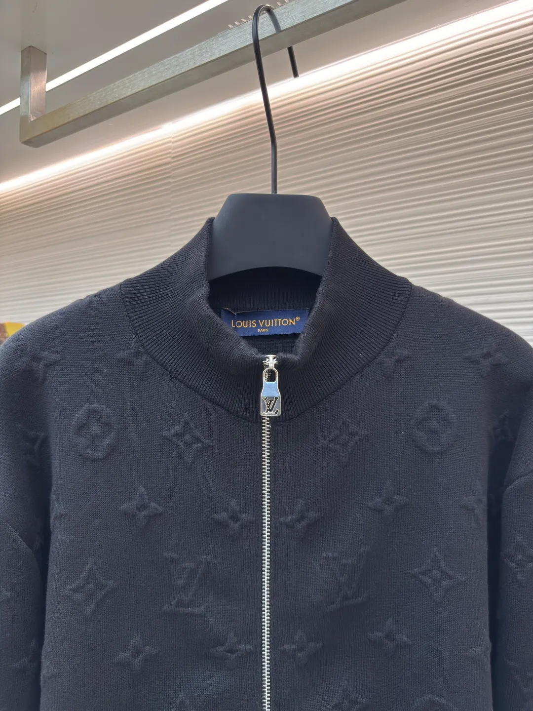 LOUIS VUITTON embossed embossed knitted zipper jacket ●Authentic product: purchased and developed by 18899 ●Item number: 1680496-C10 ●Fabric: knitted fabric ●Technology: embossed embossed production ●Version: fitted version ●Weight: about 930 grams ●Size: S-M-L-XL ●Description: YB purchases patterns and uses customized cotton yarn to make them. The process is complicated and requires spinning out the raw material core. After secondary processing, the yarn is hooked on the machine and the raw material core is threaded. After completion, dyeing is carried out. The dyeing vat can only be found in high-temperature vats. If the temperature is not enough, the yarn will be dyed unevenly! It will take several hours to dry at low temperature. If the degree is too high, it will be scrapped directly. After dyeing, you can only use a slow machine for wooling. Fast machines are prone to problems with thick and thin hair horizontal bars. The fabric pieces are woven using imported machines for parallel and even speed. Each piece takes 270 minutes, which is time-consuming and labor-intensive. Full-width brand embossed jacquard design, the overall routing is straight and delicate, the fabric is comfortable and soft, and the color is consistent without color difference. It can be matched with the same style to create a fashionable look, and can be used in various occasions. Customized accessories, complete with three standards, same style for men and women!